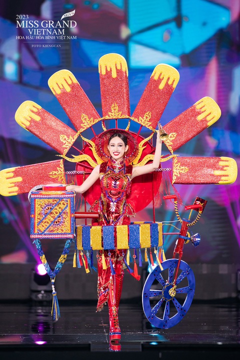Độc lạ trang phục văn hóa dân tộc từ Miss Grand Vietnam 2023 - Ảnh 7. Món quà vặt kem ống được nhà thiết kế trẻ tái hiện sinh động, rực rỡ qua trang phục dân tộc ở mùa thi Miss Grand Vietnam năm nay