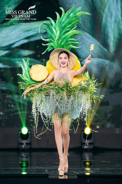 Độc lạ trang phục văn hóa dân tộc từ Miss Grand Vietnam 2023 - Ảnh 4. Trái khóm đặc sản tỉnh Hậu Giang được đưa vào trang phục một cách thú vị