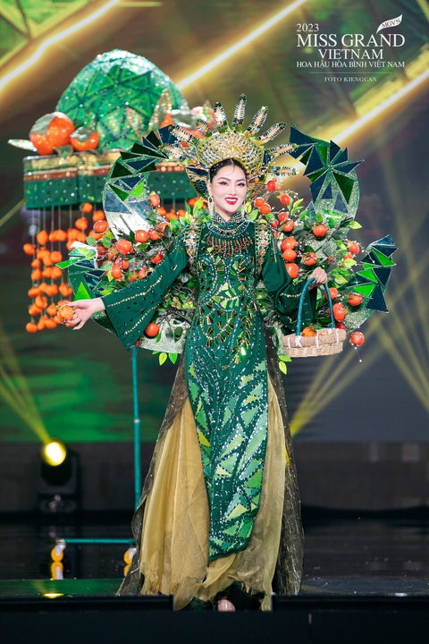 Độc lạ trang phục văn hóa dân tộc từ Miss Grand Vietnam 2023 - Ảnh 14. Món đặc sản hồng treo gió Đà Lạt cũng được lên... sàn diễn