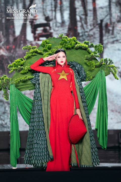 Độc lạ trang phục văn hóa dân tộc từ Miss Grand Vietnam 2023 - Ảnh 11. Hình ảnh chiếc võng Trường Sơn của người lính được thể hiện mới lạ