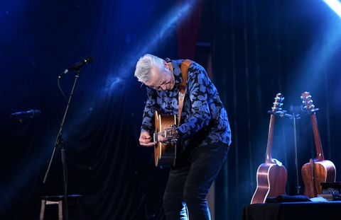 Màn trình diễn đa năng với nhiều “tiểu xảo” cùng cây guitar của Tommy Emmanuel Màn trình diễn đa năng với nhiều “tiểu xảo” cùng cây guitar của Tommy Emmanuel - Ảnh: H. VY