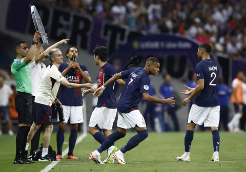 Mbappe trở lại và ghi bàn, PSG vẫn chưa biết thắng - Ảnh 2. Mbappe được HLV Luis Enrique tung vào sân ở phút thứ 51 - Ảnh: REUTERS