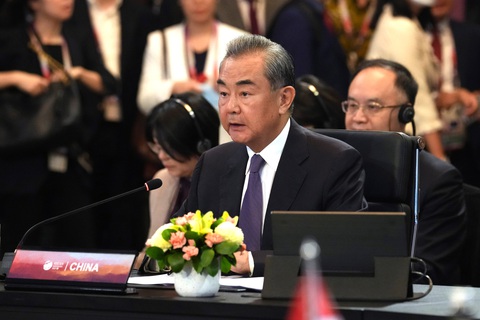 Ông Vương Nghị phát biểu tại Hội nghị ASEAN+1 giữa các ngoại trưởng ASEAN với lãnh đạo ngoại giao Trung Quốc - Ảnh: AFP Ông Vương Nghị phát biểu tại Hội nghị ASEAN+1 giữa các ngoại trưởng ASEAN với lãnh đạo ngoại giao Trung Quốc hôm 13-7 - Ảnh: AFP