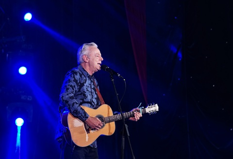 Nghệ sĩ Tommy Emmauel vừa trình diễn guitar vừa hát trong concert tối 18-8 tại TP.HCM Nghệ sĩ Tommy Emmauel vừa trình diễn guitar vừa hát trong concert tối 18-8 tại TP.HCM