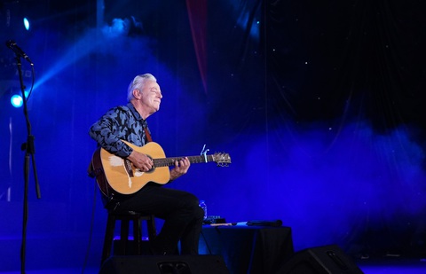 Nguồn năng lượng dồi dào đáng kinh ngạc ở tuổi 68 của huyền thoại guitar người Úc Nguồn năng lượng dồi dào đáng kinh ngạc ở tuổi 68 của huyền thoại guitar người Úc