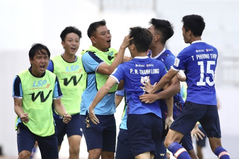 Bà Rịa Vũng Tàu trụ hạng, Bình Phước đá play off - Ảnh 3. Niềm vui trụ hạng của thầy trò HLV Nguyễn Minh Phương (bìa trái) - Ảnh: ANH VÕ