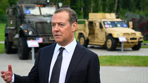 Ông Dmitry Medvedev cảnh báo: Cuộc chiến ở Ukraine có thể kéo dài 'hàng chục năm' - Ảnh 1. Cựu tổng thống Nga Dmitry Medvedev đến tham quan một cuộc triển lãm khí tài quân sự phương Tây mà Nga thu được trong cuộc chiến ở Ukraine - Ảnh: SPUTNIK