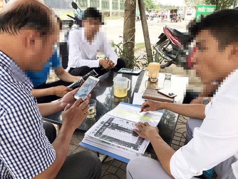 Xây dựng sàn giao dịch quyền sử dụng đất: Dẹp loạn sốt ảo, khai gian - Ảnh 4. Nhà nước lập sàn giao dịch đất đai có đủ pháp lý sẽ loại bớt các “sàn, cò” đất nhỏ lẻ, tự phát,qua đó giúp bảo vệ quyền lợi người dân - Ảnh: QUANG ĐỊNH