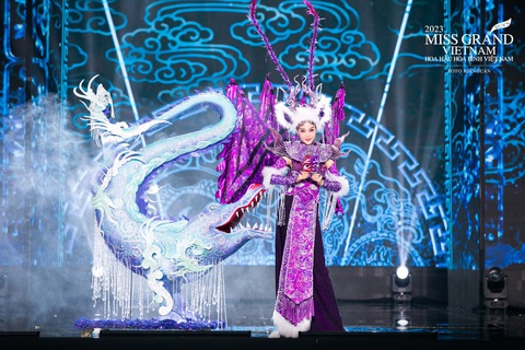 Độc lạ trang phục văn hóa dân tộc từ Miss Grand Vietnam 2023 - Ảnh 3. Mẫu trang phục được đánh giá có ý tưởng khá độc đáo khi kết hợp hình ảnh cá sấu và nghệ thuật hát bội