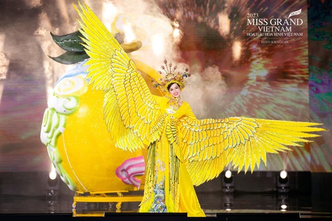 Độc lạ trang phục văn hóa dân tộc từ Miss Grand Vietnam 2023 - Ảnh 17. Lê Hoàng Phương tái hiện hình ảnh cô Tấm bước ra từ quả thị hóa phượng hoàng gây ấn tượng mạnh. Fan sắc đẹp kỳ vọng đây sẽ thiết kế đại diện cho Miss Grand Vietnam ở cuộc thi quốc tế