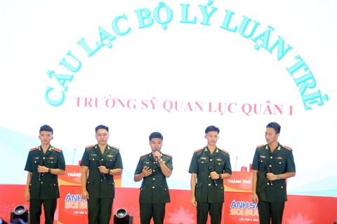 Ban Thanh niên Quân đội chiến thắng chung kết đội tuyển 'Ánh sáng soi đường' 2023 - Ảnh 2. 5 chàng trai đến từ Ban Thanh niên Quân đội ghi dấu ấn xuyên suốt ba phần thi - Ảnh: DƯƠNG TRIỀU