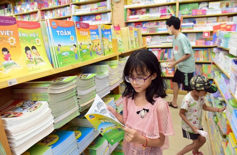 Tạm biệt hè, chuẩn bị hối hả lại thôi - Ảnh 1. Nhà sách là một điểm hẹn quen thuộc của trẻ - Ảnh minh họa: DUYÊN PHAN