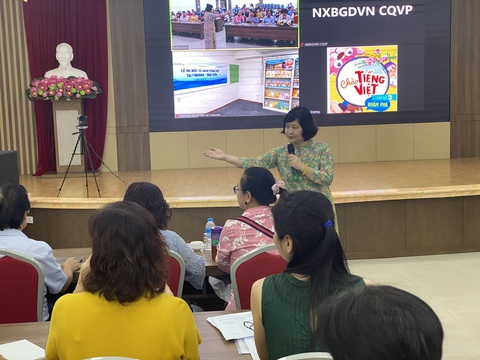 Giáo viên ở 16 nước, vùng lãnh thổ về VN "Chào tiếng Việt" - Ảnh 1. TS Nguyễn Thụy Anh tập huấn cho giáo viên dạy tiếng Việt từ 16 quốc gia và vùng lãnh thổ - Ảnh: VĨNH HÀ