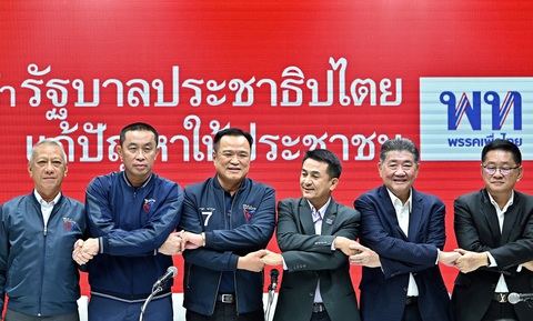 Lãnh đạo đảng Pheu Thai và đảng Bhumjaithai trong cuộc họp báo ngày 7-8 ở Bangkok, Thái Lan - Ảnh: AFP Lãnh đạo Đảng Pheu Thai và Đảng Bhumjaithai trong cuộc họp báo ngày 7-8 ở Bangkok, Thái Lan - Ảnh: AFP
