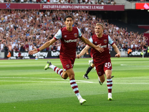 Enzo đá hỏng 11m, Chelsea thua 10 người West Ham 1-3 - Ảnh 1. Niềm vui của các cầu thủ West Ham sau khi ghi bàn vào lưới Chelsea ở vòng 2 Premier League 2023-2024 - Ảnh: REUTERS