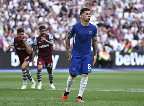 Enzo đá hỏng 11m, Chelsea thua 10 người West Ham 1-3 - Ảnh 3. Enzo Fernandez thất vọng sau khi đá hỏng phạt đền trong trận Chelsea thua West Ham - Ảnh: REUTERS