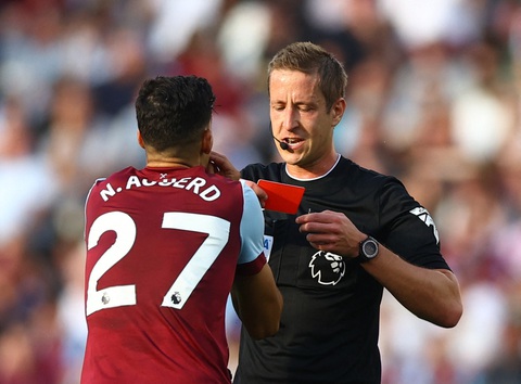 Enzo đá hỏng 11m, Chelsea thua 10 người West Ham 1-3 - Ảnh 4. Nayef Aguerd nhận thẻ vàng thứ 2 rời sân sau pha vào bóng ác ý với Jackson - Ảnh: REUTERS