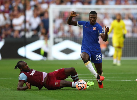 Enzo đá hỏng 11m, Chelsea thua 10 người West Ham 1-3 - Ảnh 5. Tân binh Caicedo (25) có màn ra mắt tệ hại - Ảnh: REUTERS
