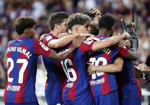 Điểm tin thể thao sáng 21-8: Al Nassr tiếp tục bạo chi - Ảnh 1. Niềm vui của các cầu thủ Barca sau khi ghi bàn vào lưới Cadiz - Ảnh: REUTERS