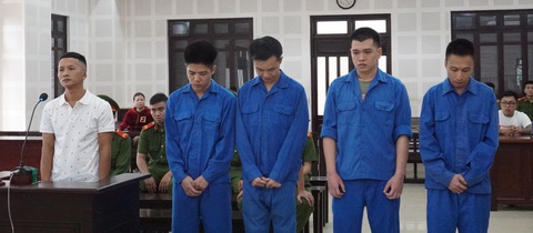 Chém 3 người phải đi cấp cứu, tiếp tục tìm đến viện để đánh nhưng… nhầm người - Ảnh 1. Phiên tòa xét xử các bị cáo - Ảnh: Đ.C.
