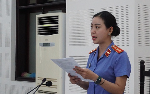 Chém 3 người phải đi cấp cứu, tiếp tục tìm đến viện để đánh nhưng… nhầm người - Ảnh 2. Đại diện Viện KSND công bố bản cáo trạng - Ảnh: Đ.C.