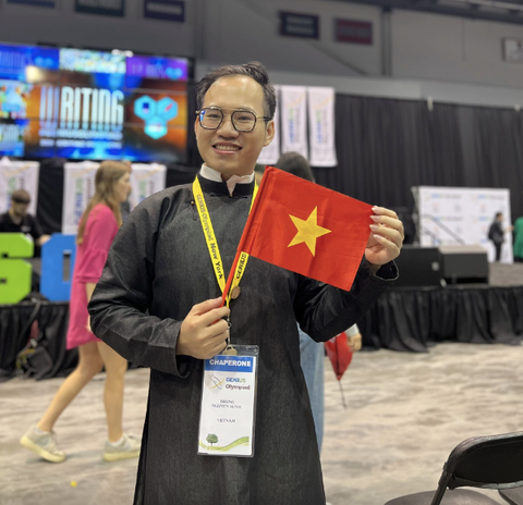 Trường THPT Gia Định kỷ luật cảnh cáo thầy Nguyễn Minh Trung vụ Genius Olympiad - Ảnh 1. Thầy Nguyễn Minh Trung - người đồng hành cùng hai học sinh Mai Chi và Quốc Uy trong cuộc thi Genius Olympiad - Ảnh: NVCC