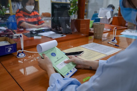 Người lao động làm thủ tục tại Bảo hiểm xã hội quận Ba Đình, Hà Nội - Ảnh: NAM TRẦN Người lao động làm thủ tục tại Bảo hiểm xã hội quận Ba Đình, Hà Nội - Ảnh: NAM TRẦN