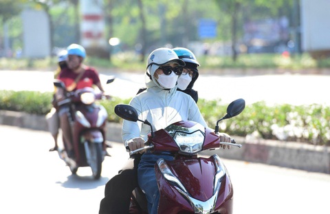 Thời tiết hôm nay 22-8: Nam Bộ giảm mưa, Bắc Bộ có nơi mưa to - Ảnh 1. Hôm nay thời tiết Nam Bộ nắng gián đoạn, tia cực tím ở mức gây hại cao, người dân ra đường cần che chắn cẩn thận - Ảnh: DUYÊN PHAN