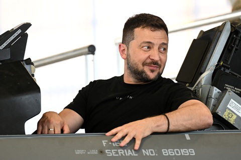 Phản ứng của ông Zelensky khi ngồi vào trong một chiếc F-16 ở Đan Mạch, ngày 20-8 - Ảnh: AFP Phản ứng của ông Zelensky khi ngồi vào trong một chiếc F-16 ở Đan Mạch, ngày 20-8 - Ảnh: AFP