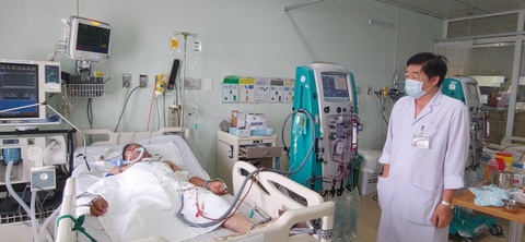 Các bệnh nhân bị nghi ngộ độc rượu được các bác sĩ ở Bệnh viện Đa khoa tỉnh Kiên Giang tích cực cứu chữa - Ảnh: CHÍ CÔNG
