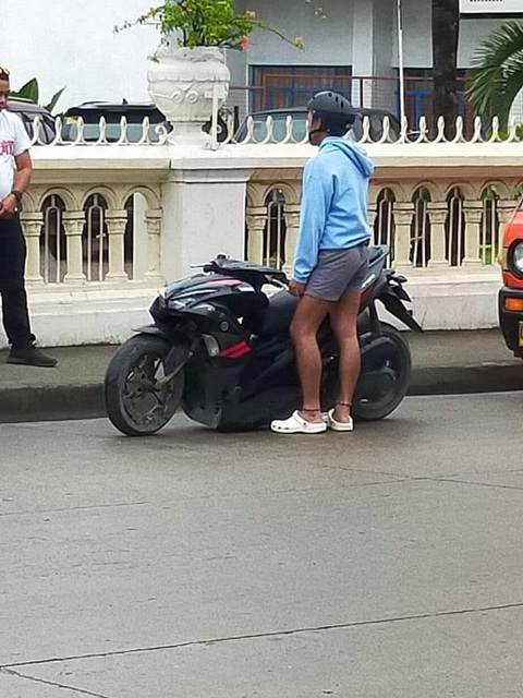 Ảnh vui 21-8: Đứa đi cùng xe đạp năm 17 tuổi của bạn đâu rồi? - Ảnh 3. 'Ê, tao mệt rồi, nghỉ xíu', xe máy said.