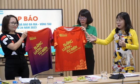 Giải Việt dã Báo Bà Rịa - Vũng Tàu - giải chạy đường dài có tiền thưởng cao nhất Việt Nam - Ảnh 1. Bà Đỗ Nguyễn Hoàng Dung giới thiệu mẫu áo thi đấu - Ảnh: ĐÔNG HÀ