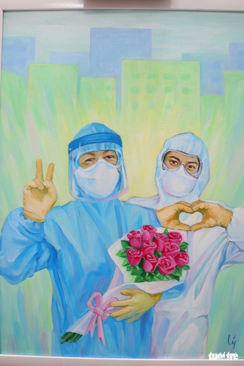 Từ chuyện Cần Giờ không tuyển được bác sĩ... - Ảnh 1. Bức tranh cổ động "Tri ân ngành y" của ông Trần Minh Lý (62 tuổi, quận 2, TP.HCM) tiếp thêm tinh thần, tri ân đội ngũ trên tuyến đầu chống dịch COVID-19 - Ảnh: NGỌC PHƯỢNG