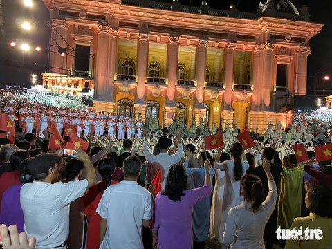 Đại cảnh trước cửa Nhà hát lớn Hà Nội thực hiện song song cùng ca sĩ hát bên trong nhà hát - Ảnh: T.ĐIỂU Đại cảnh trước cửa Nhà hát lớn Hà Nội thực hiện song song cùng ca sĩ hát bên trong nhà hát - Ảnh: T.ĐIỂU