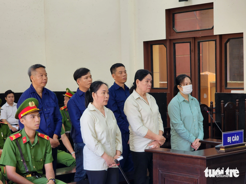 Người phụ nữ cùng các con dùng bom xăng chống người thi hành công vụ lãnh án tù - Ảnh 1. Các bị cáo tại phiên tòa xét xử phúc thẩm - Ảnh: HOÀI THƯƠNG