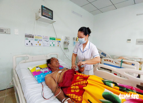 Ngộ độc trứng cá nóc ở Kiên Giang: Một ngư dân đã tử vong - Ảnh 1. Vào bệnh viện kịp thời nên sức khỏe ông Bình hiện đã ổn định, dần phục hồi - Ảnh: CHÍ CÔNG