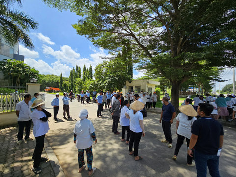 Khu công nghiệp của tập đoàn Tân Tạo ngắt ống xả thải của doanh nghiệp để đòi nợ - Ảnh 1. Công nhân Công ty Thuận Thiên kéo đến trụ sở Công ty Tân Đức vì ống xả thải bị chặn - Ảnh: NGỌC HIỂN