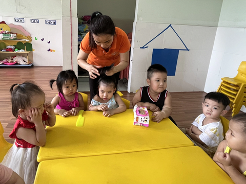 TP.HCM rà soát, sắp xếp, sáp nhập trường, lớp mầm non quy mô nhỏ - Ảnh 1. Các bé mầm non quận Bình Tân, TP.HCM đang được cô giáo chăm sóc vệ sinh cá nhân - Ảnh: MỸ DUNG