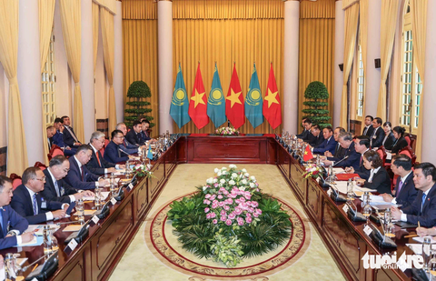 Việt Nam và Kazakhstan miễn thị thực phổ thông, hướng tới 1,5 tỉ USD thương mại hai chiều - Ảnh 1. Toàn cảnh cuộc hội đàm giữa Chủ tịch nước Võ Văn Thưởng và Tổng thống Kazakhstan Kassym-Jomart Tokayev ngày 21-8 - Ảnh: NGUYỄN KHÁNH