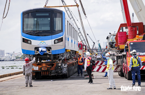 Metro số 1 lần đầu chạy thử toàn tuyến, dự kiến trước lễ 2-9 - Ảnh 1. Một toa tàu metro số 1 cập cảng Khánh Hội (quận 4, TP.HCM), sau thời gian vận chuyển từ Nhật Bản về Việt Nam - Ảnh: CHÂU TUẤN