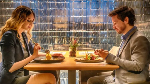 Bị đòi tiền ăn sau buổi hẹn hò vì không muốn gặp nữa - Ảnh 1. Đàn ông thanh toán hóa đơn cho buổi hẹn hò đầu tiên là phép giao tiếp lịch sự tối thiểu. (Ảnh: Getty Images)