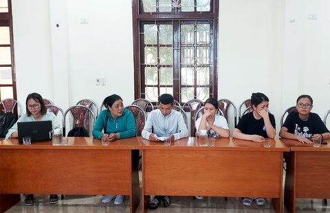 Vụ ‘bông hồng đen’ lấy mẫu xét nghiệm: Cục Phòng, chống HIV/AIDS có thông tin chính thức - Ảnh 1. Các thành viên trong nhóm "bông hồng đen" tại buổi làm việc với UBND phường Hải Sơn liên quan việc lấy mẫu máu của học sinh xét nghiệm - Ảnh: Tuyên giáo quận Đồ Sơn