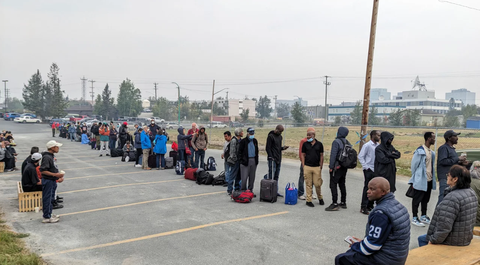 Cháy rừng Canada lan rộng, cư dân phải sơ tán để lại thành phố "ma" - Ảnh 2. Người dân thành phố Yellowknife xếp hàng để đăng ký lên máy bay sơ tán - Ảnh: AP