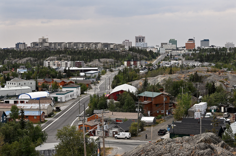 Cháy rừng Canada lan rộng, cư dân phải sơ tán để lại thành phố "ma" - Ảnh 4. Thành phố Yellowknife ngày 18-8 - Ảnh: REUTERS