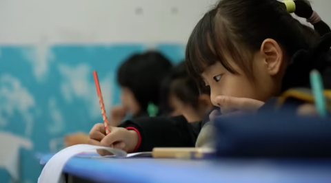 Khủng hoảng kinh tế, trẻ con vẫn là "tiểu yêu nuốt vàng" tại Trung Quốc - Ảnh 1. Trẻ em tại Trung Quốc được ví như "tiểu yêu nuốt vàng" - Ảnh: CNA