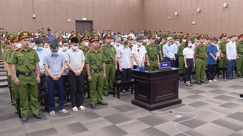 Tham nhũng do tiền quá lớn, kiếm quá dễ - Ảnh 4. Các bị cáo vụ "chuyến bay giải cứu" nghe tòa tuyên án vào chiều 28-7 - Ảnh: NAM ANH