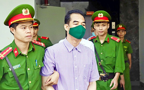 Tham nhũng do tiền quá lớn, kiếm quá dễ - Ảnh 5. Cựu thứ trưởng Bộ Ngoại giao Tô Anh Dũng được dẫn giải đến tòa - Ảnh: DANH TRỌNG