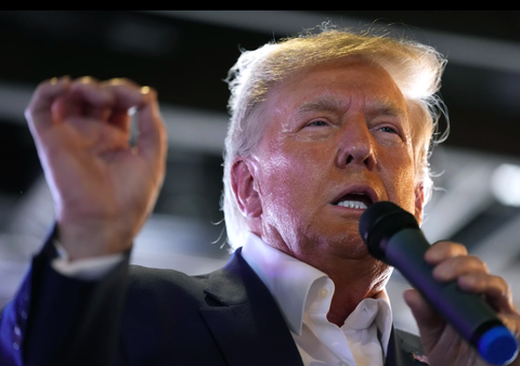 Ông Donald Trump bỏ cuộc tranh luận tổng thống đầu tiên của Đảng Cộng hòa - Ảnh 1. Cựu tổng thống Mỹ Donald Trump phát biểu trước người ủng hộ ở bang Iowa, Mỹ hôm 12-8 - Ảnh chụp màn hình AP