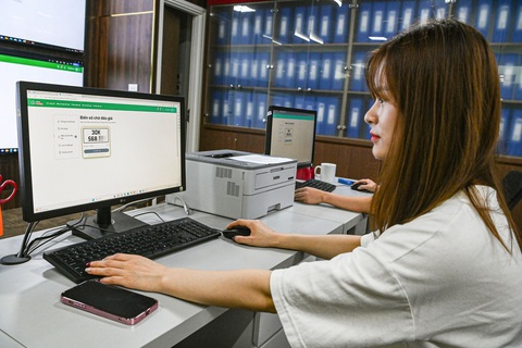 Phiên đấu giá biển số ô tô đầu tiên: 11 biển số siêu đẹp chờ chủ - Ảnh 1. Cơ quan chức năng không giới hạn số lượng biển số xe người dân được sở hữu - Ảnh: HỒNG QUANG