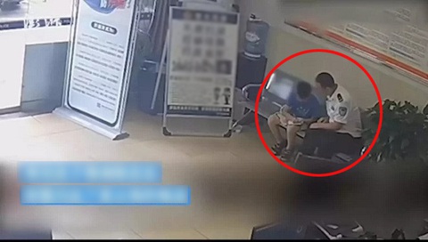 Tò tò đến đồn cảnh sát méc: 'Mẹ bắt cháu làm bài tập nhiều quá' - Ảnh 1. Viên cảnh sát bình tĩnh khuyên nhủ cậu bé "không muốn" làm bài tập về nhà.